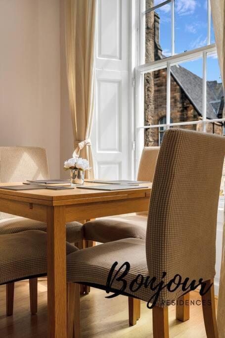 Monge Suite Old Town 2Br-1Ba, Near Royal Mile By Bonjour Residences เอดินบะระ ภายนอก รูปภาพ